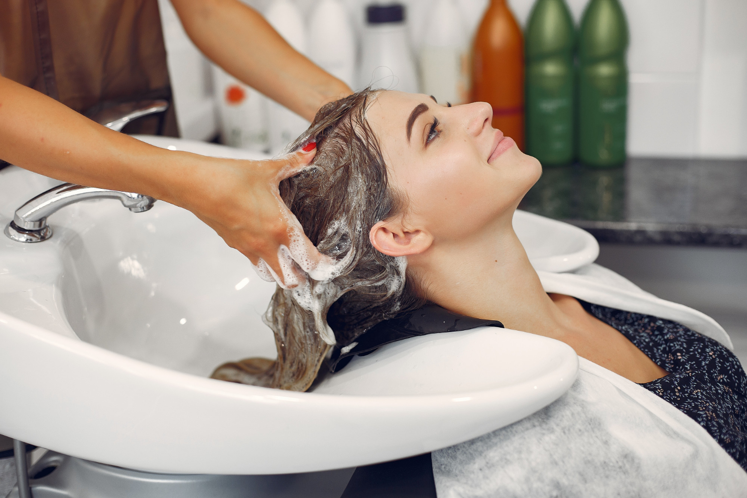 Why is it worth to use disposable hairdressing towels?